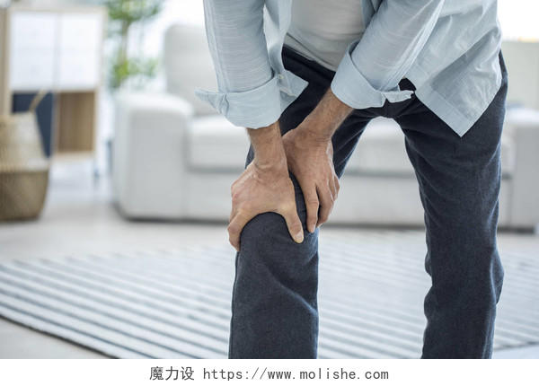 老人患有膝关节疼痛手拄着膝盖